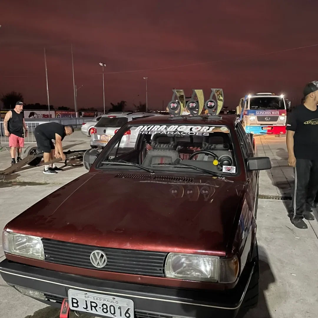 Carro da Akira Motors com troféus