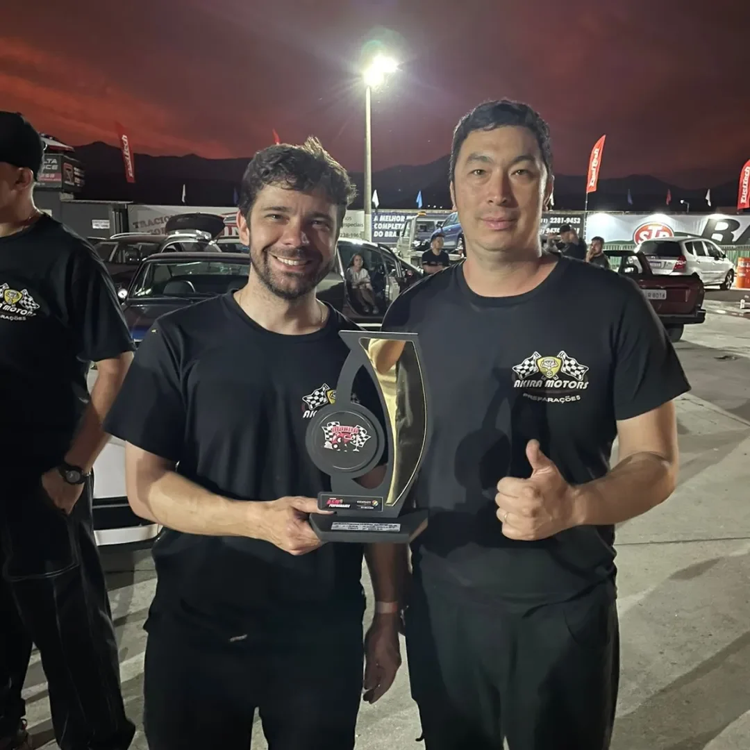 Equipe Akira Motors com troféu