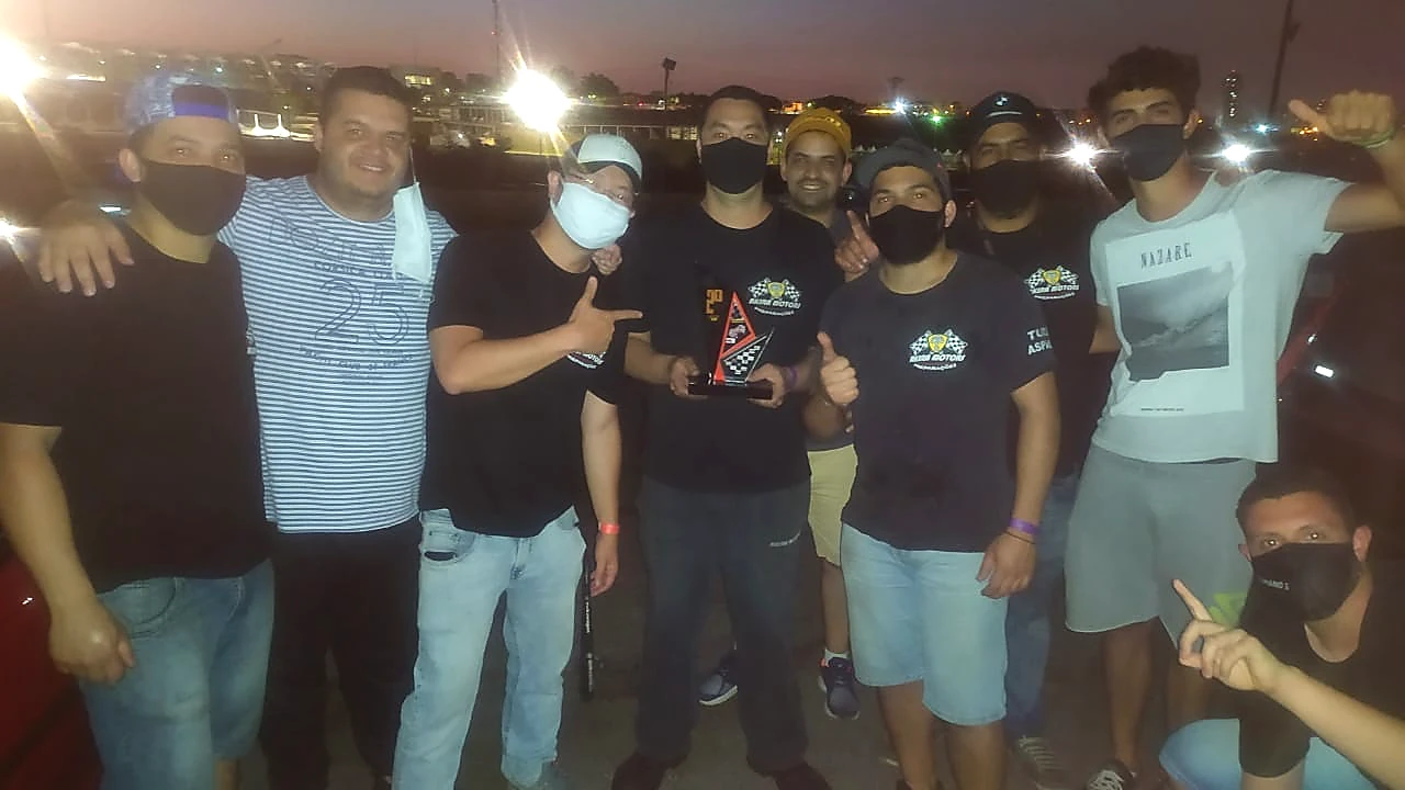 Equipe Akira Motors reunida à noite com troféu conquistado