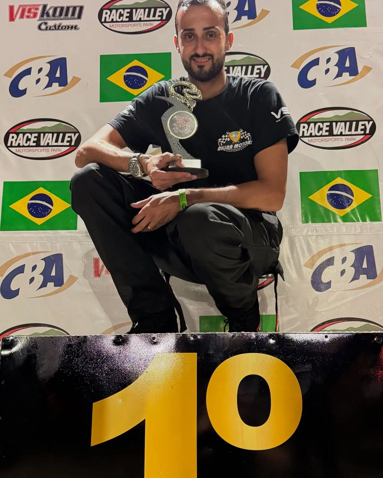Akira Motors com troféu