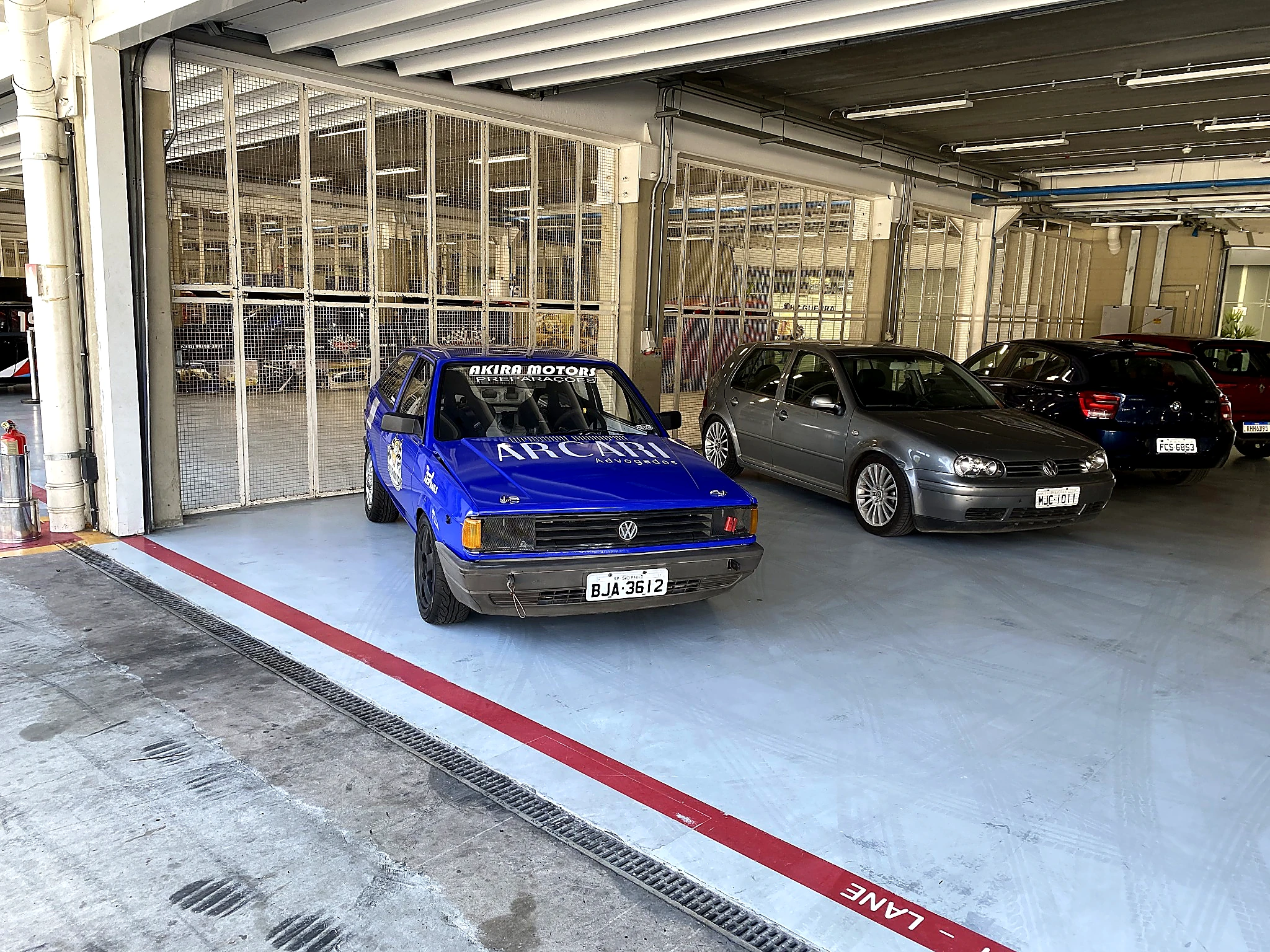 Interior da oficina Akira Motors