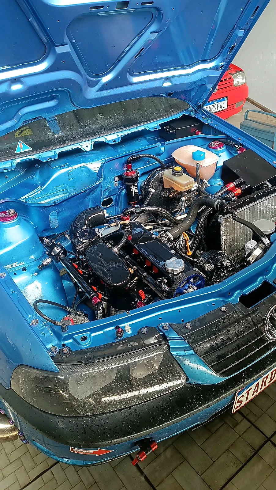 Projeto Akira Motors com cofre do motor em montagem
