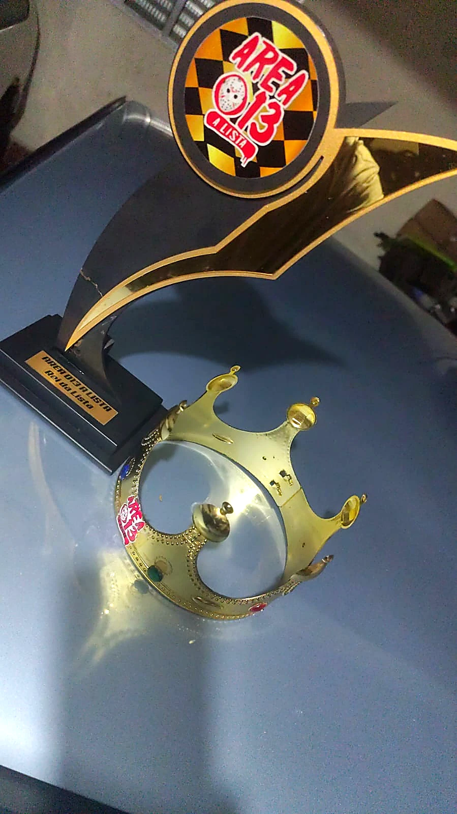 Detalhe da coroa e do troféu Área 13