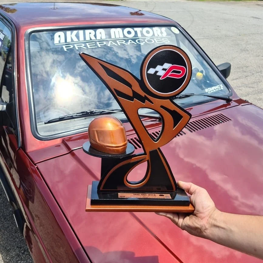 Troféu exibido sobre carro da Akira Motors