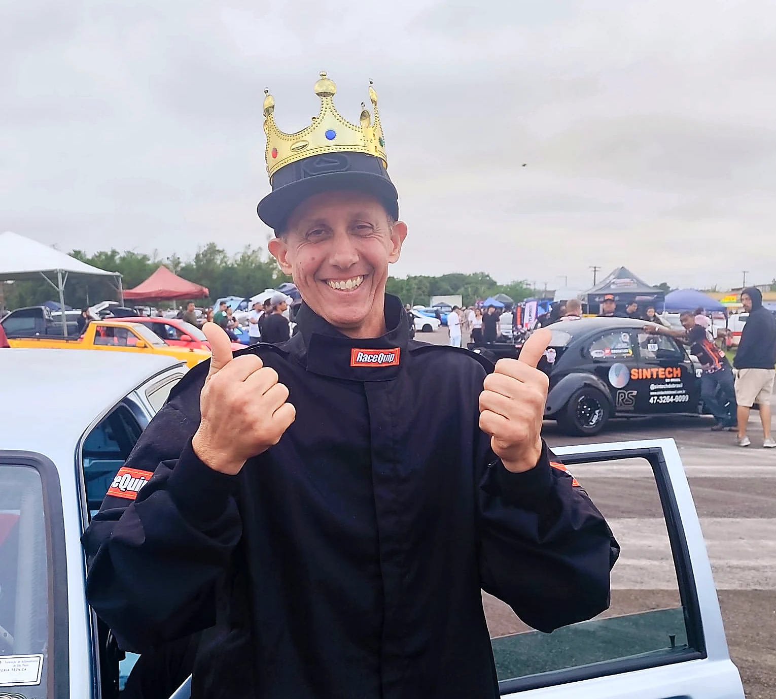 Piloto da Akira Motors com coroa e sorriso de campeão