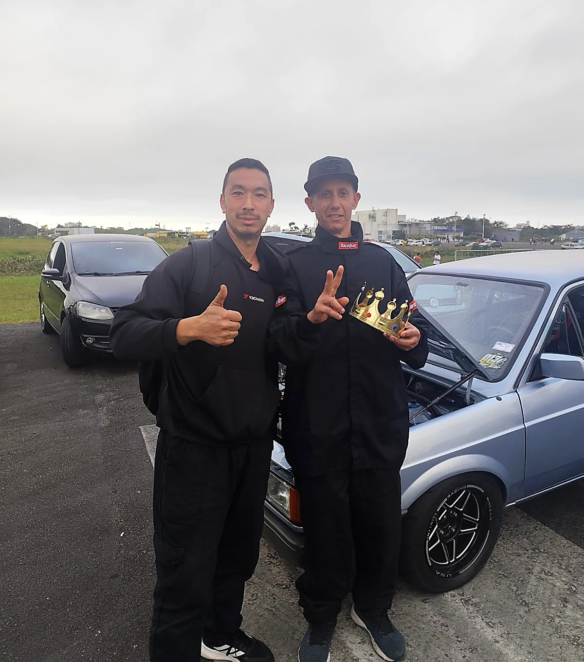 Pilotos da Akira Motors com coroa de campeão