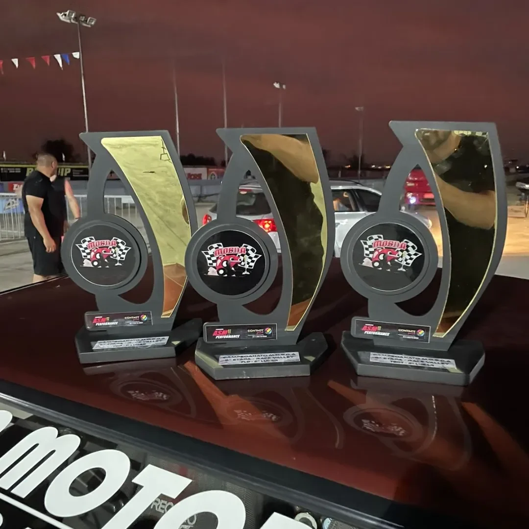 Troféus sobre o carro