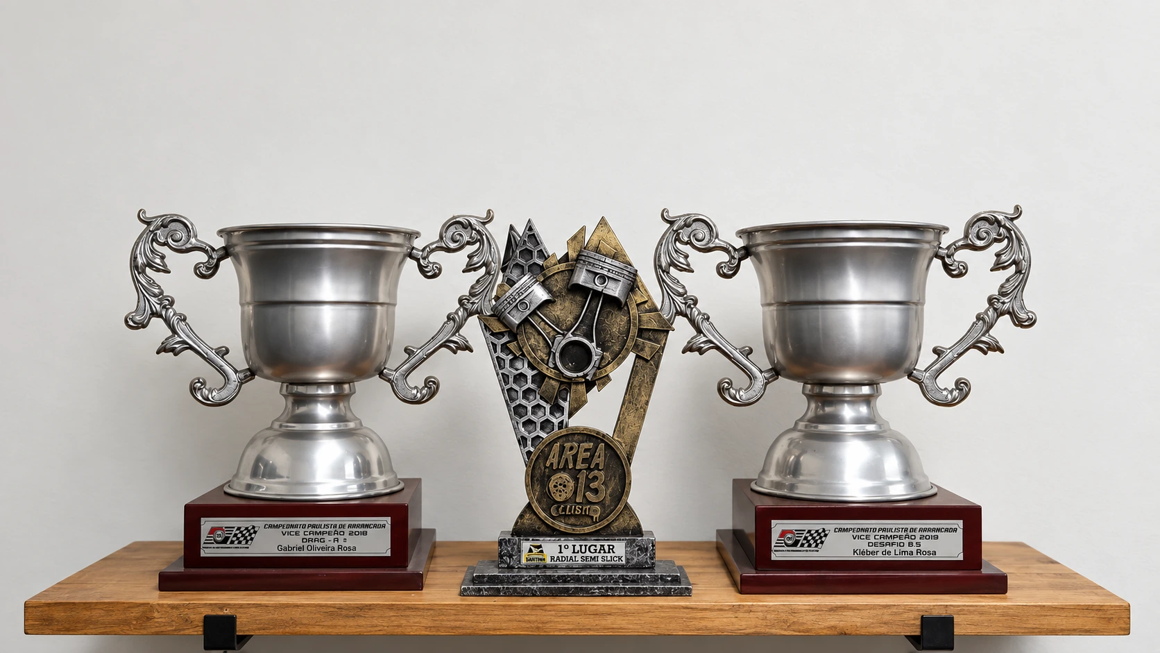 Prateleira com troféus clássicos da Akira Motors