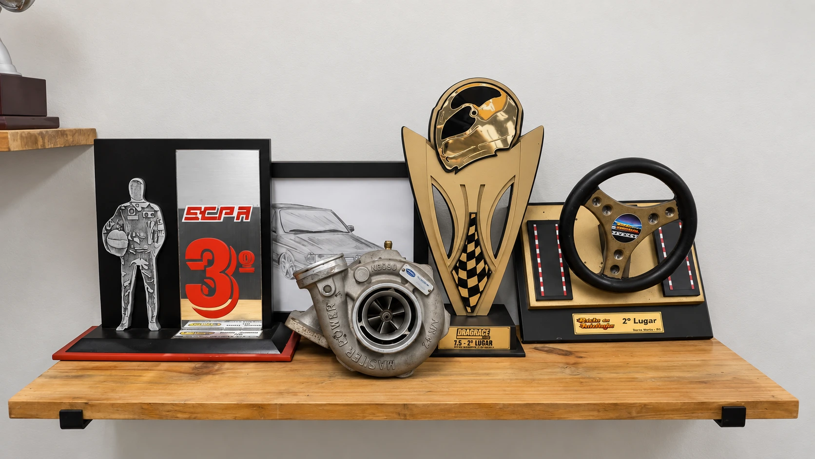 Prateleira com troféus e peça turbo da Akira Motors